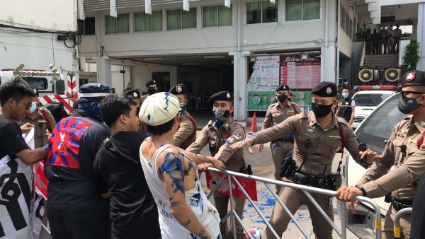 Mixed reactions to paint-throwing incident at Samranrat police station on Friday – Thai PBS World