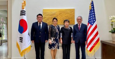 กงสุลใหญ่สาธารณรัฐเกาหลี เป็นเจ้าภาพเลี้ยงอาหารกลางวันให้นายมังกร ประทุมแก้ว กงสุลใหญ่ และภริยา โดยทั้งสองฝ่ายได้หารือเกี่ยวกับโอกาสเสริมสร้างความร่วมมือระหว่างชุมชนและผู้ประกอบธุรกิจของไทยและสาธารณรัฐเกาหลีในนครลอสแอนเจลิส