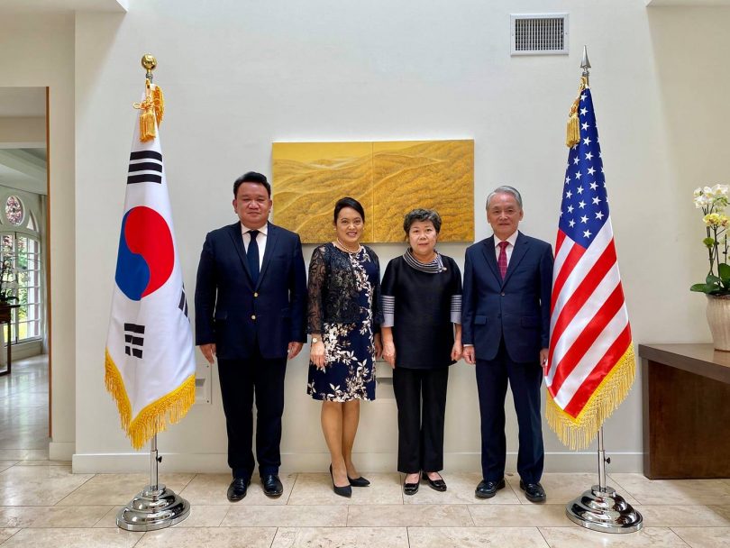 กงสุลใหญ่สาธารณรัฐเกาหลี เป็นเจ้าภาพเลี้ยงอาหารกลางวันให้นายมังกร ประทุมแก้ว กงสุลใหญ่ และภริยา โดยทั้งสองฝ่ายได้หารือเกี่ยวกับโอกาสเสริมสร้างความร่วมมือระหว่างชุมชนและผู้ประกอบธุรกิจของไทยและสาธารณรัฐเกาหลีในนครลอสแอนเจลิส