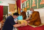 กงสุลใหญ่ พร้อมข้าราชการสถานกงสุลใหญ่ฯ เข้านมัสการเจ้าอาวาสวัดป่าพุทธยานันทาราม นครลาสเวกัส (ประธานฝ่ายสงฆ์ในพิธีฌาปนกิจศพพระครูวิจิตรบุญสาร) รัฐเนวาดา