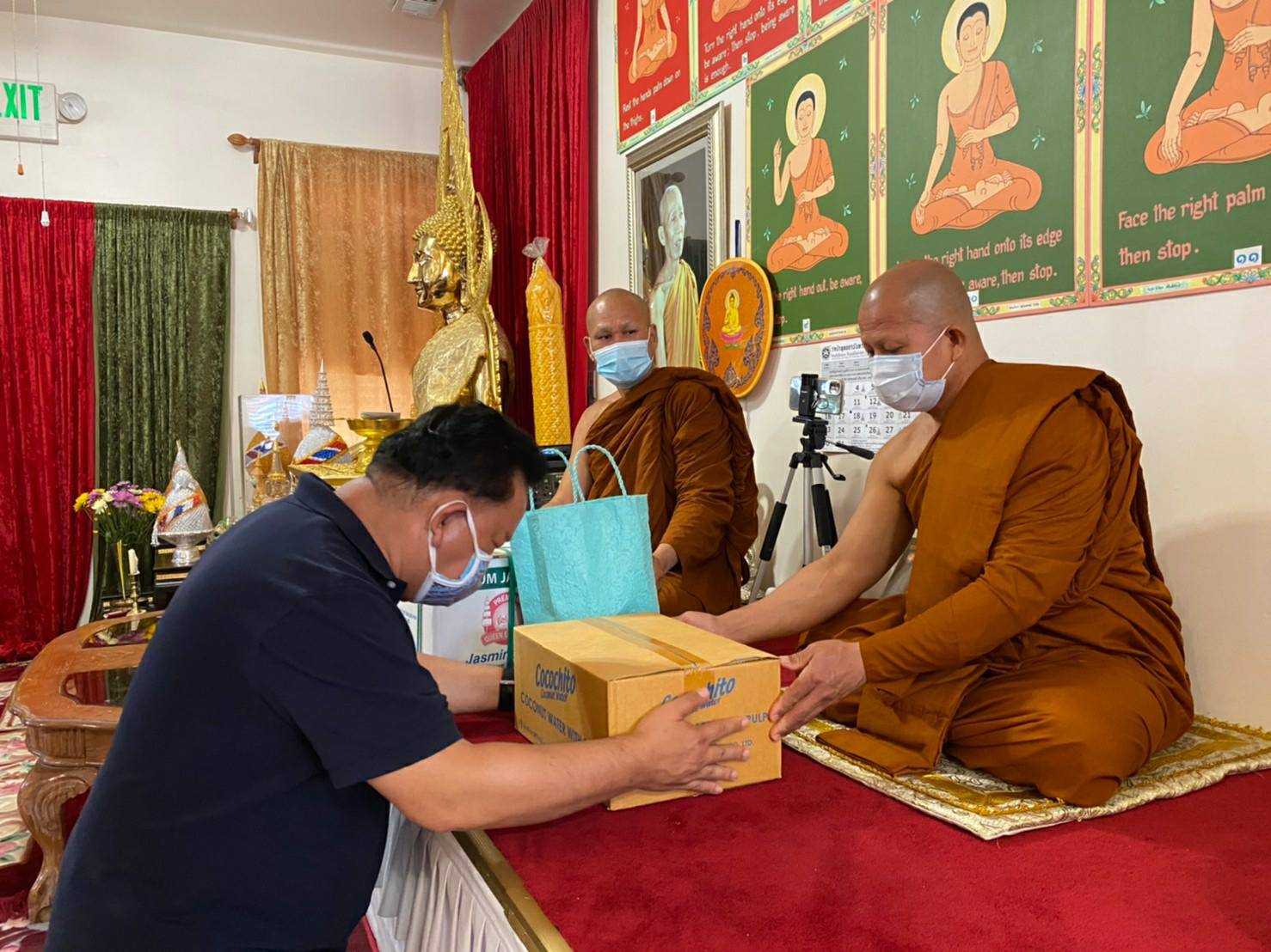 กงสุลใหญ่ พร้อมข้าราชการสถานกงสุลใหญ่ฯ เข้านมัสการเจ้าอาวาสวัดป่าพุทธยานันทาราม นครลาสเวกัส (ประธานฝ่ายสงฆ์ในพิธีฌาปนกิจศพพระครูวิจิตรบุญสาร) รัฐเนวาดา