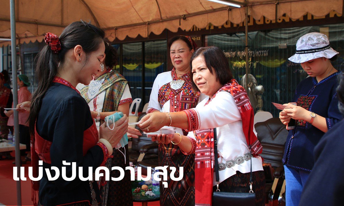 ฮือฮา ลูกหลานเจ้าเมืองกาฬสินธุ์แจกลอตเตอรี่ 500 ใบ ในพิธีบวงสรวง