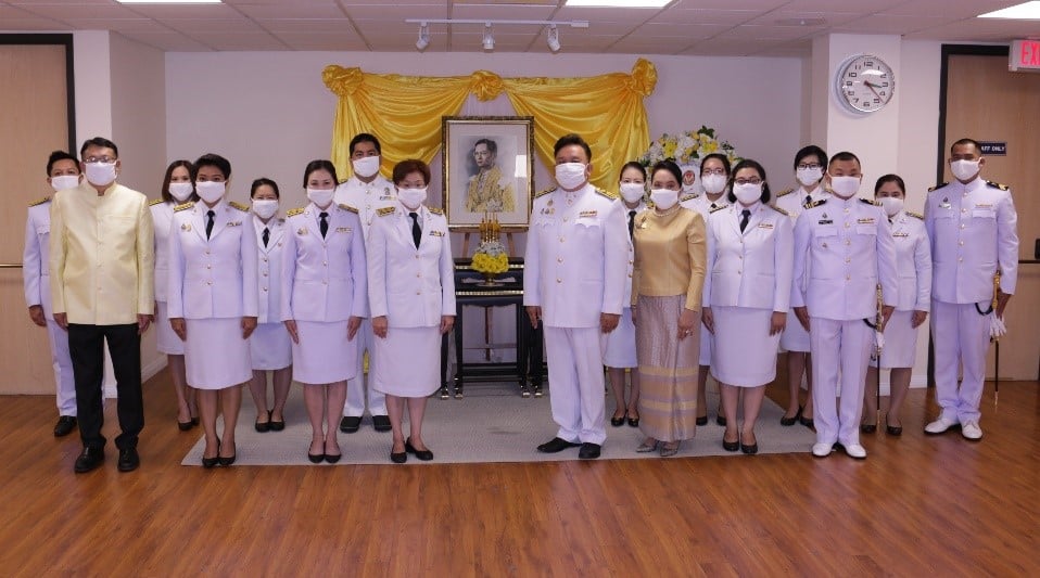 สถานกงสุลใหญ่ ณ นครลอสแอนเจลิสได้จัดพิธีวางพวงมาลาและถวายบังคม เนื่องในวันคล้ายวันสวรรคตพระบาทสมเด็จพระบรมชนกาธิเบศร มหาภูมิพลอดุลยเดชมหาราช บรมนาถบพิตร