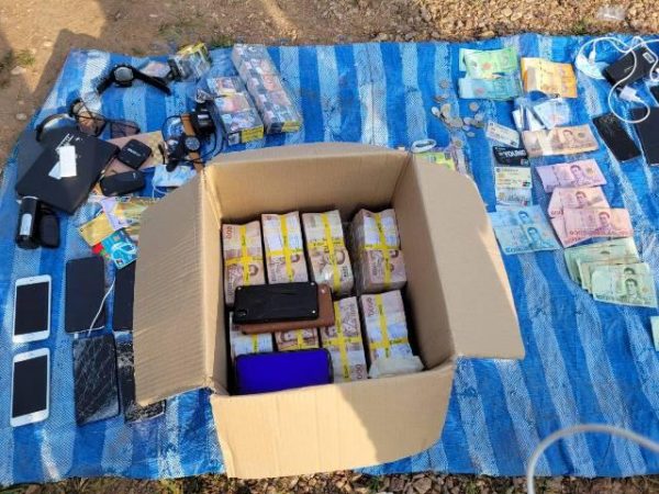 Three illegal immigrants caught at Thai-Myanmar border with ฿8m cash