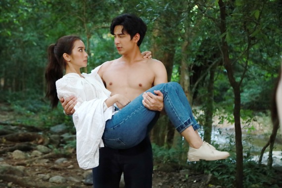 “โดนัท” เขิน เอฟซีกรี๊ดซิกแพ็ก ชมเปาะ ยิ่งโตยิ่งหล่อ