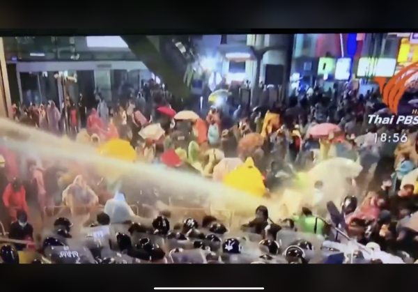 Police forcibly break up rally at Pathumwan intersection
