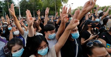 Thai anti-government protesters and royalists face off in Bangkok