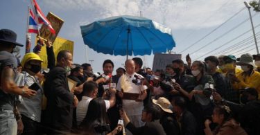 Former monk Buddha Isara vows to lay his life on line for the King 