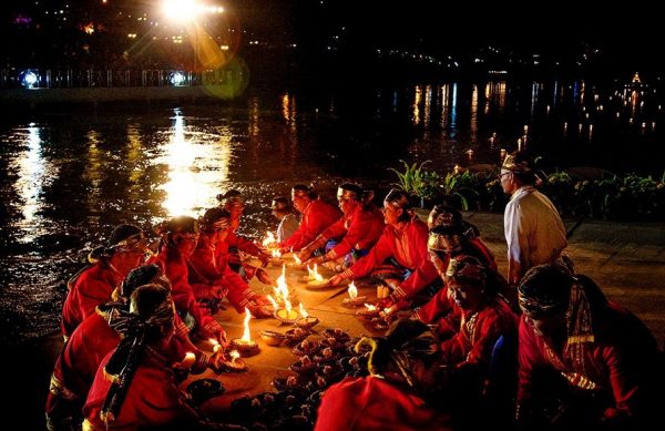 Floating our cares away | Thai PBS World : The latest Thai news in English, News Headlines, World News and News Broadcasts in both Thai and English. We bring Thailand to the world