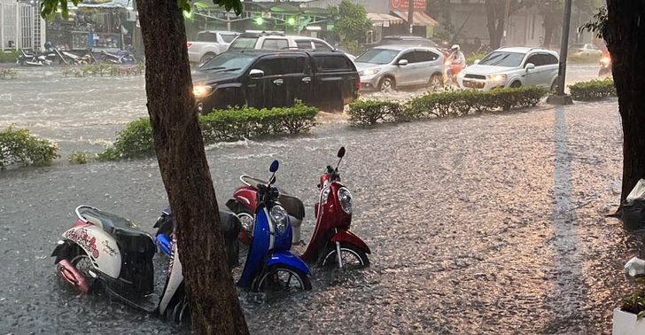 มาตามนัด ฝนถล่มเย็นวันศุกร์ พหลโยธิน-ประชาชื่น รถติดหนึบ