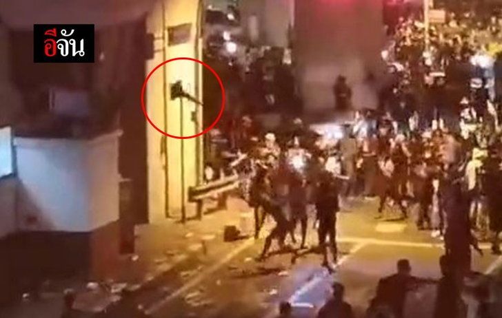 #ม็อบ18ตุลา จุดชุมนุมบางนาชุลมุน ไฟดับ กลุ่มคนปาก้อนอิฐพังป้อมตำรวจ