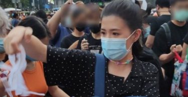 นางฟ้าของราษฎร โฟกัส จีระกุล โผล่ #ม็อบ26ตุลา แจกริบบิ้นขาวให้ผู้ชุมนุม