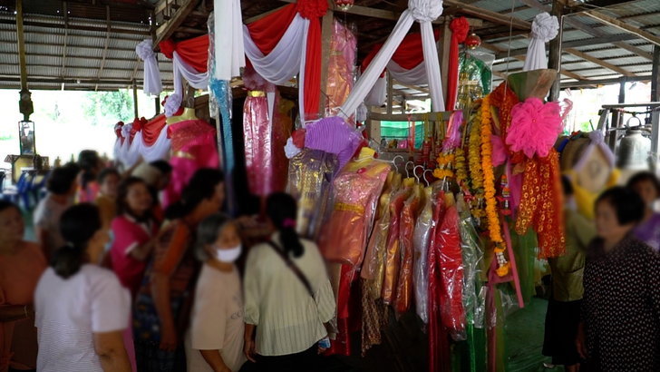 ชุดไทยแก้บนแน่น! แห่ขอโชคเรือเก๋งจีนอายุกว่า 300 ปี หลังให้โชค 20 กว่างวดติด