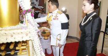ในหลวง-ราชินี เสด็จฯ พระราชทานเพลิงศพ พ.อ.ประพัฒน์ จันทร์โอชา บิดา พล.อ.ประยุทธ์