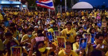 Royalist group rallies to oppose attempt to reform the Thai Monarchy
