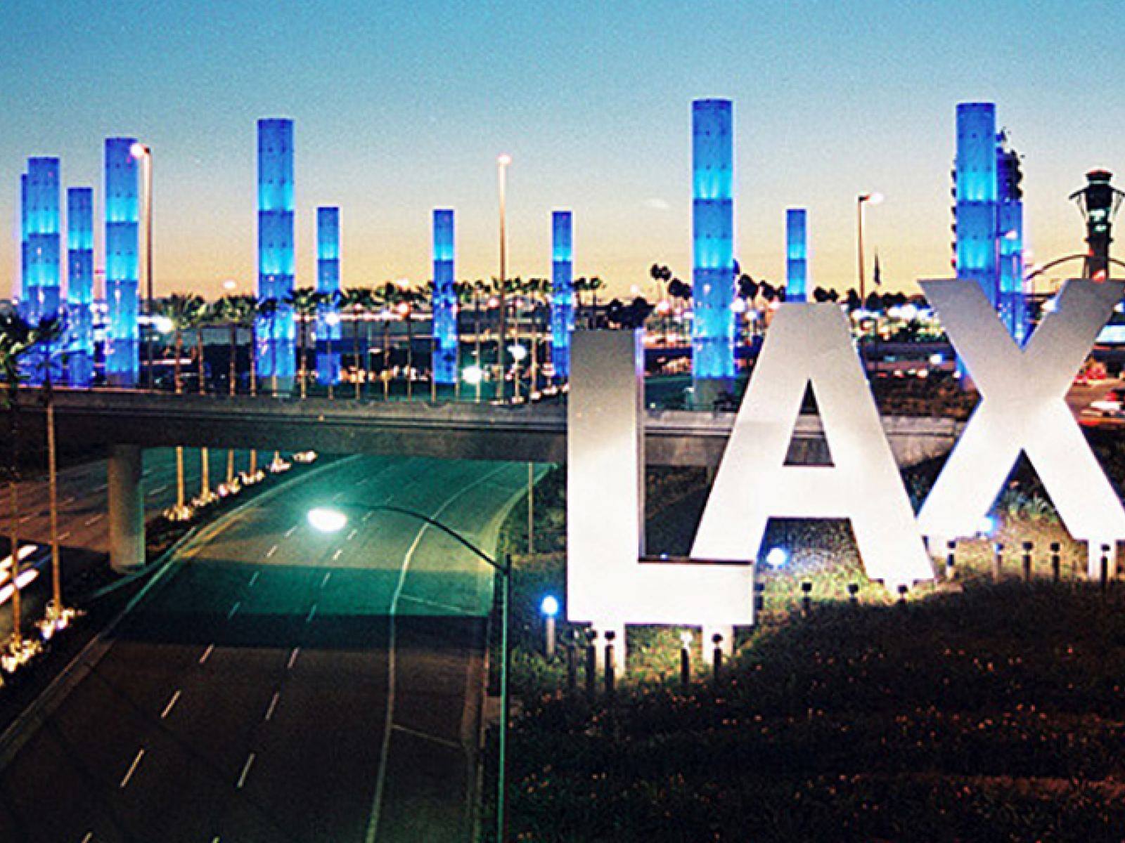 ตั้งแต่วันที่ 24 พ.ย. 2563 เป็นต้นไป ท่าอากาศยานนครลอสแอนเจลิส (LAX) กำหนดให้ผู้เดินทางขาเข้าทุกคน (ทั้งเที่ยวบินภายในและระหว่างประเทศ) ที่มีอายุ 16 ปีขึ้นไป ต้องกรอกแบบฟอร์มออนไลน์ (Traveler Form)