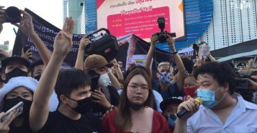ศาลยกคำร้องฝากขัง “รุ้ง-ไมค์” คดีละเมิด พ.ร.ก.ฉุกเฉิน