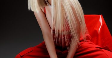 Ava Max ส่งเพลงฮิตต่อเนื่อง ด้วยซิงเกิลใหม่ “My Head & My Heart” เพลงเนื้อหาเศร้า ที่ดนตรีชวนให้ระเบิดอารมณ์บนฟลอร์เต้นรำ