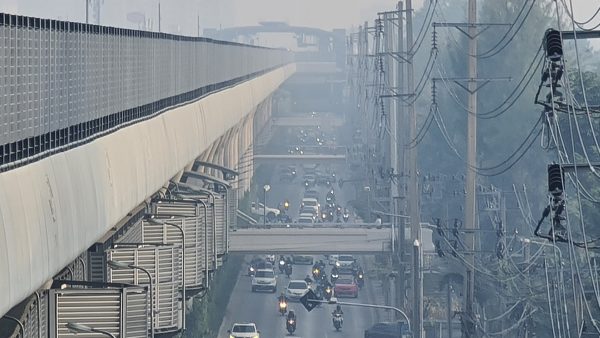 Excessive PM2.5 dust reported in 13 areas in and around Bangkok today