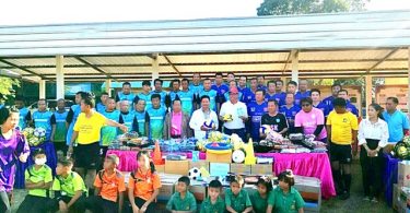 “โค้ชโต่ย” นำทีม 10 ตัน ยูไนเต็ด จัดโครงการพี่ช่วยน้อง มอบอุปกรณ์ กีฬา 3 โรงเรียน อ.วังน้ำเขียว นครราชสีมา