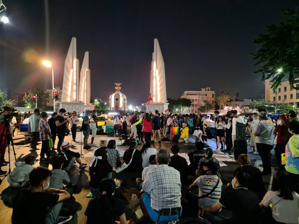 Protesters close Ratchadamnoen Klang Avenue for demonstration