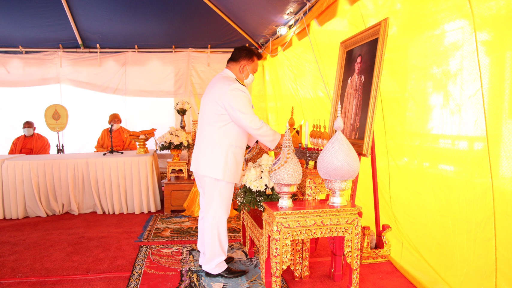 สถานกงสุลใหญ่ ณ นครลอสแอนเจลิส ได้จัดพิธีทำบุญถวายพระราชกุศลเนื่องในโอกาสวันคล้ายวันพระบรมราชสมภพ พระบาทสมเด็จพระบรมชนกาธิเบศรมหาภูมิพลอดุลยเดชมหาราช บรมนาถบพิตร