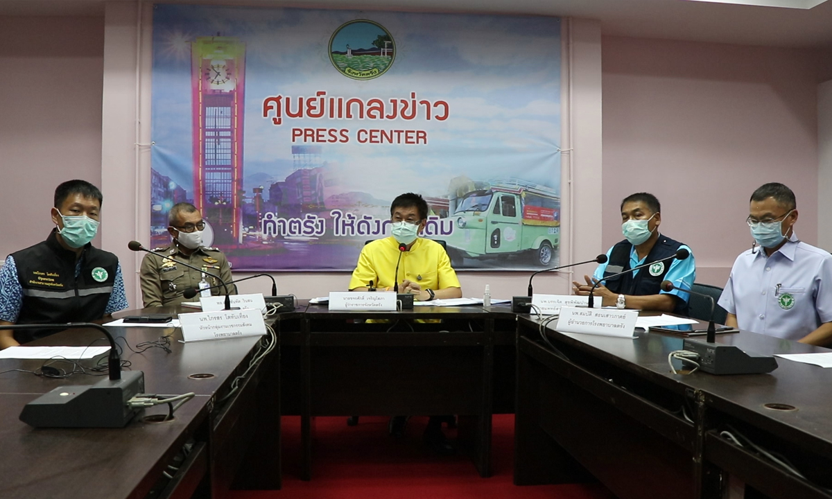 ตรังเจอรายแรก! ผู้ว่าฯ แถลงพบสาวติดโควิด-19 ไปสมุทรสาคร นั่งเครื่องกลับบ้าน