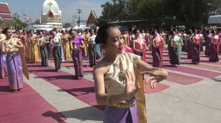 ฮือฮา เซียนพระชื่อดังถูกหวย 30 ล้าน จ้างนางรำ 100 คน รำแก้บนไอ้ไข่ วัดหนองแฟบ