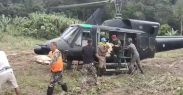 เฮลิคอปเตอร์ ทภ.4 บินช่วย 40 ครอบครัวกลางป่านครศรีธรรมราช ถูกตัดขาดเพราะน้ำท่วม