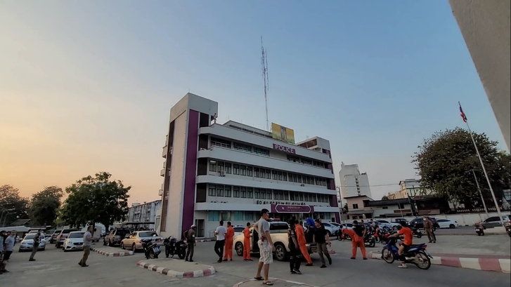สาวคลุ้มคลั่งปีนดาดฟ้าโรงพักชั้น 4 ตะโกน “หนูถูกข่มขืน” ลั่นถ่ายคลิปเลยจะกระโดดให้ดู