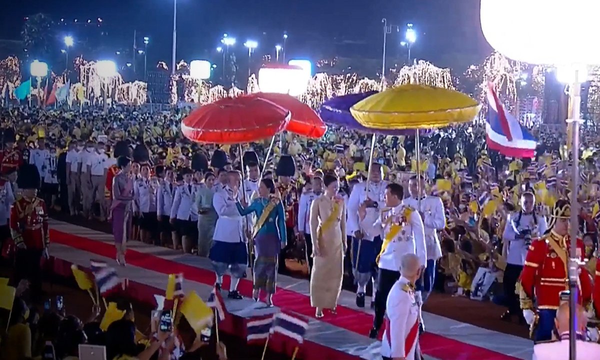“ทรงพระเจริญ” ดังกึกก้อง ประชาชนทุกหมู่เหล่า รับเสด็จในหลวง-พระราชินี