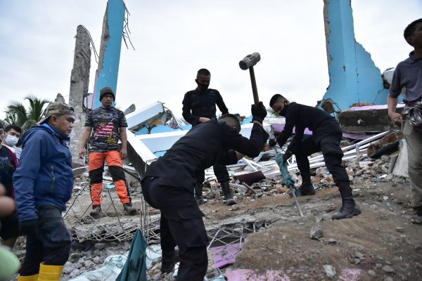 Powerful Indonesia quake kills at least 34, topples buildings