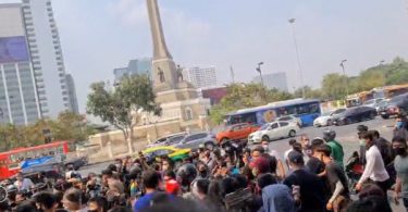 Two arrested at Bangkok’s Victory Monument for trying to display an anti-lèse-majesté law banner