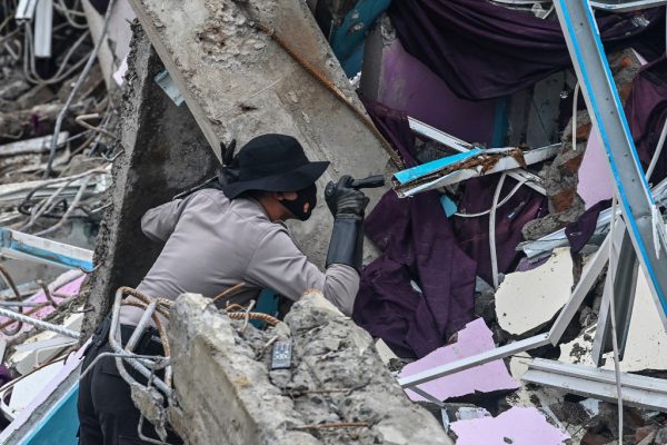 Indonesian medics overwhelmed by quake casualties