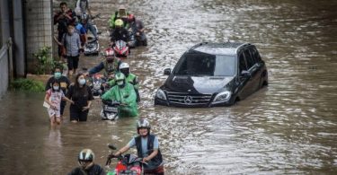 Indonesian capital slammed by monsoon floods, more than 1,000 forced to evacuate