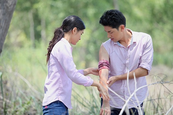 “แพรว” ประคอง “แชป” ลื่นล้ม กอด กันกลมแถมจุ๊บแก้มฟอดใหญ่!!!