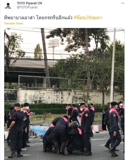 #ม็อบ28กุมภา เดือด แห่แชร์คลิปเจ้าหน้าที่รุมกระทืบผู้ชุมนุม โตโต้ชี้ คนเจ็บเป็นแพทย์อาสา