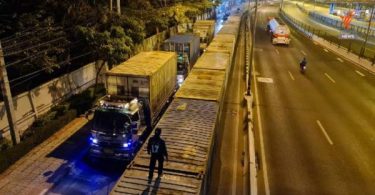 Troops block outbound Vibhavadi Rangsit road in Bangkhen district ahead of Free Youth protest