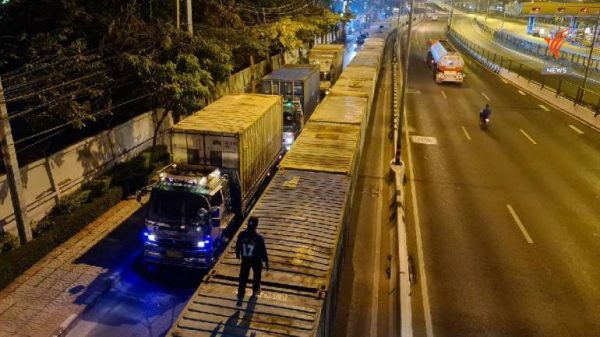 Troops block outbound Vibhavadi Rangsit road in Bangkhen district ahead of Free Youth protest
