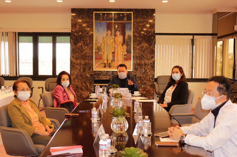 กงสุลใหญ่ ณ นครลอสแอนเจลิส และข้าราชการประชุมร่วมกับผู้แทนองค์กร/สมาคม/ชมรมไทยในนครลอสแอนเจลิส เพื่อติดตามสถานการณ์การแพร่ระบาดของเชื้อโควิด-19 ในชุมชนไทย