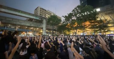 Unexpectedly large crowd of protesters gather at Ratchaprasong intersection