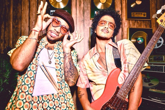 “บรูโน มาร์ส จับมือกับ Anderson Paak” ทำงานร่วมกันในนาม “Silk Sonic”พร้อมส่งซิงเกิลแรกงานเพลงสุดละมุน “Leave the Door Open”ออกมาให้สัมผัสเรียบร้อย แล้ว