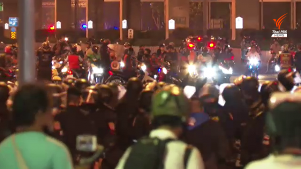 Man pictured pretending to urinate on police at Bangkok protest now in custody