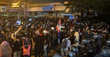 Many injured and one dies of heart attack during violent protest in Bangkok Sunday night