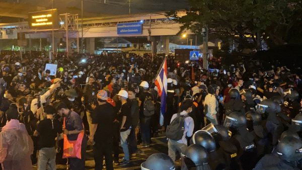Many injured and one dies of heart attack during violent protest in Bangkok Sunday night