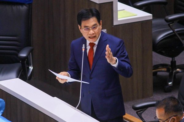 Democrat leader proposes Constitutional Court ruling to end conflict over charter amendments bill