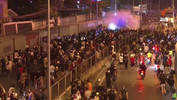 33 injured in clashes between police, anti-government protesters