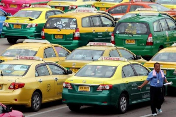 Free taxis provided by Rajavithi Hospital for COVID-19 patients in Bangkok