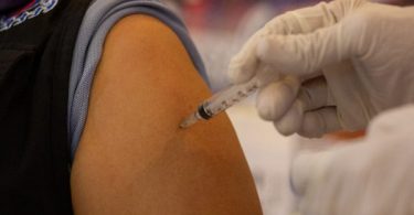 BMA reserves 6,000 doses of vaccine for people related to Thonglor COVID-19 cluster