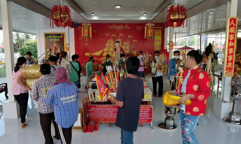 โค้งสุดท้าย คอหวยแห่เรือสำเภาทอง ถวาย “อาตี๋ สำเภาทอง” และส่องเลขอ่างน้ำมนต์